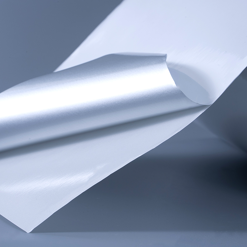 Mürekkep Püskürtmeli Baskı için Su Bazlı Akrilik Yapışkanlı 25mic Parlak Beyaz Alüminize Polyester Film Kendinden Yapışkanlı Etiket