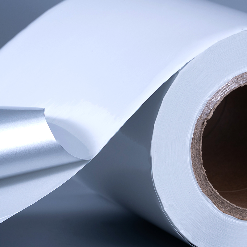 Mürekkep Püskürtmeli Baskı için Su Bazlı Akrilik Yapışkanlı 25mic Parlak Beyaz Alüminize Polyester Film Kendinden Yapışkanlı Etiket