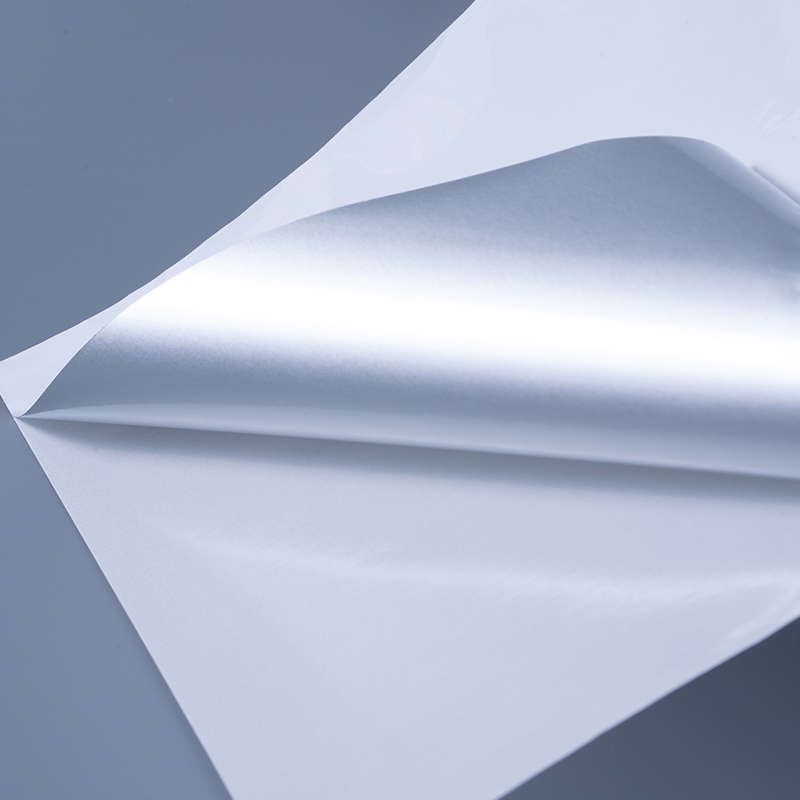 Mürekkep Püskürtmeli Baskı için Su Bazlı Akrilik Yapışkanlı 25mic Parlak Beyaz Alüminize Polyester Film Kendinden Yapışkanlı Etiket