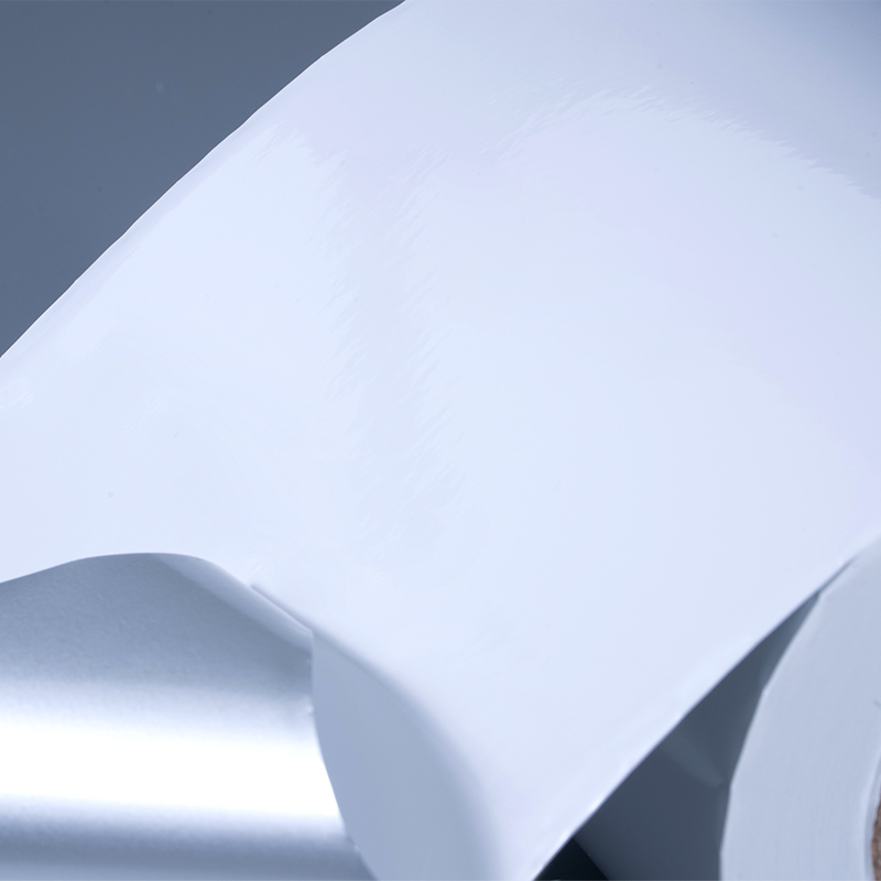 Mürekkep Püskürtmeli Baskı için Su Bazlı Akrilik Yapışkanlı 25mic Parlak Beyaz Alüminize Polyester Film Kendinden Yapışkanlı Etiket