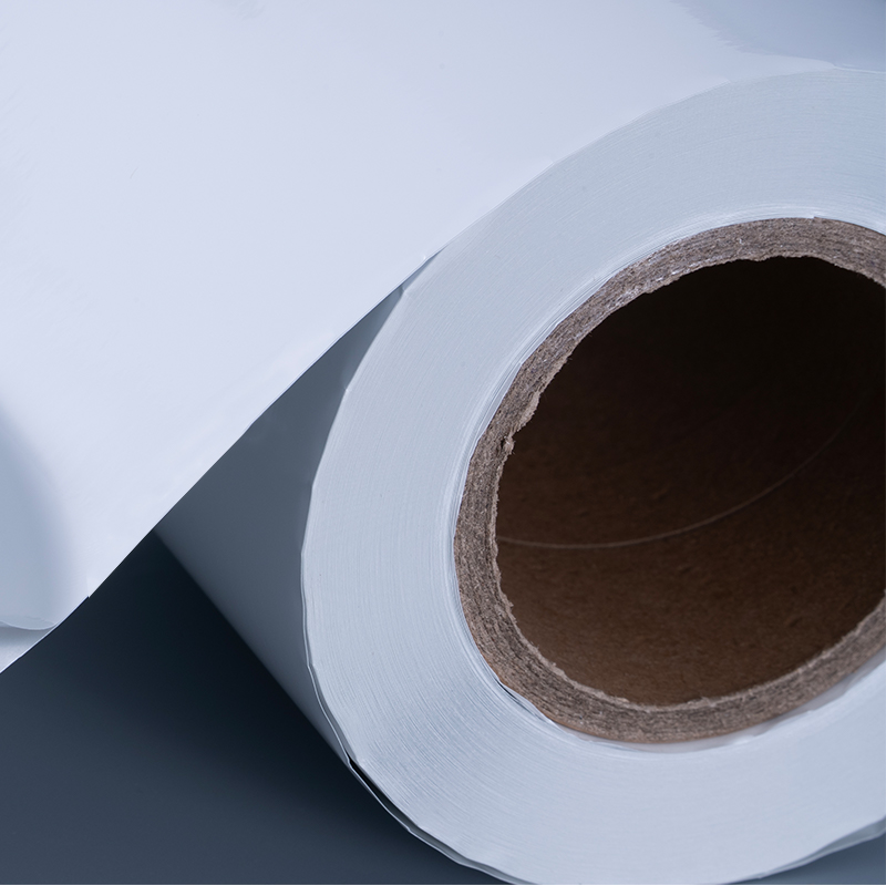 Mürekkep Püskürtmeli Baskı için Su Bazlı Akrilik Yapışkanlı 25mic Parlak Beyaz Alüminize Polyester Film Kendinden Yapışkanlı Etiket