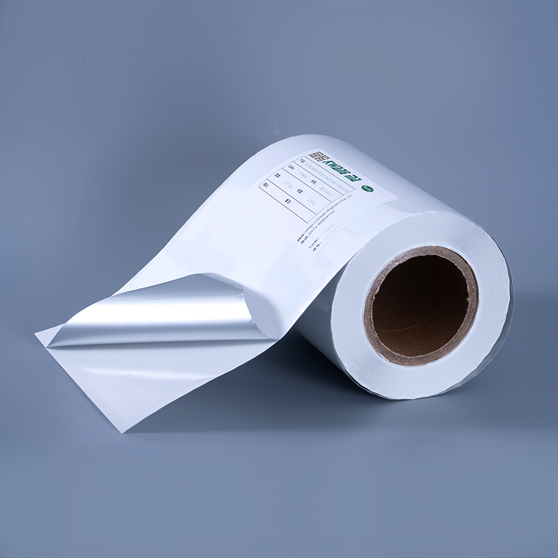 Mürekkep Püskürtmeli Baskı için Su Bazlı Akrilik Yapışkanlı 25mic Parlak Beyaz Alüminize Polyester Film Kendinden Yapışkanlı Etiket