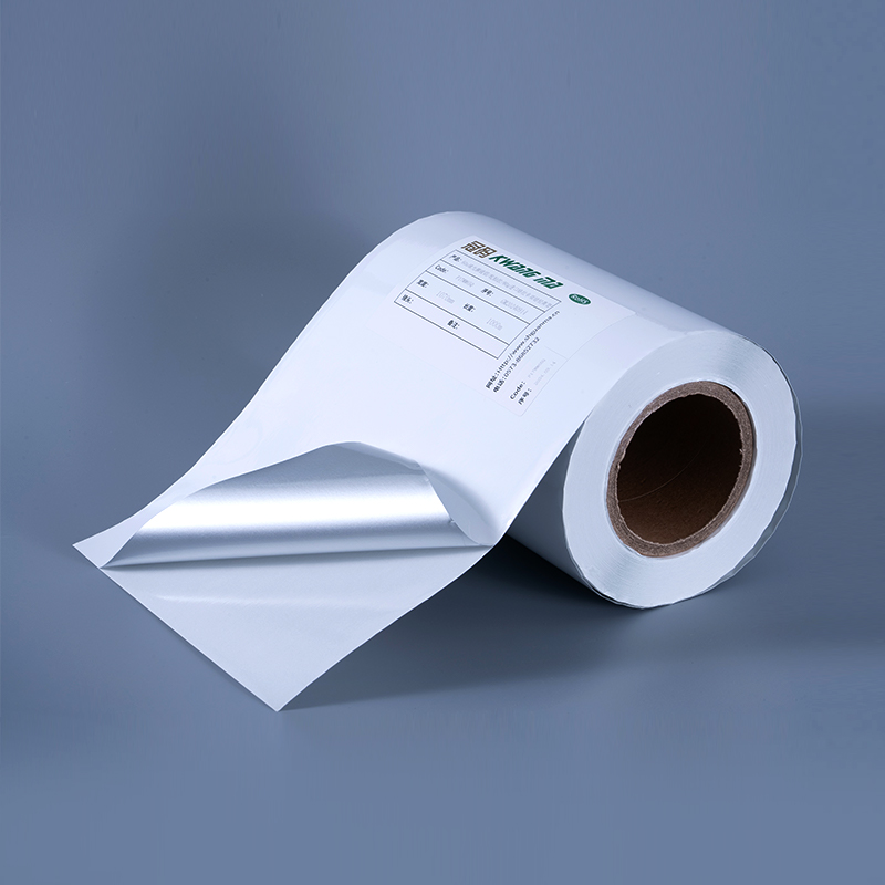 Mürekkep Püskürtmeli Baskı için Su Bazlı Akrilik Yapışkanlı 25mic Parlak Beyaz Alüminize Polyester Film Kendinden Yapışkanlı Etiket