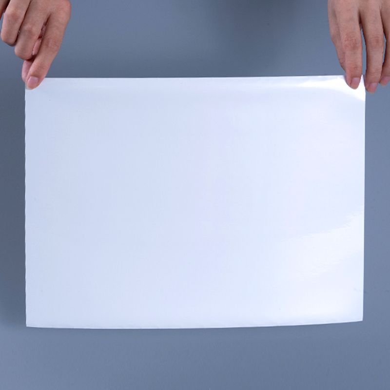 Mürekkep Püskürtmeli Baskı için Su Bazlı Akrilik Yapışkanlı 25mic Parlak Beyaz Alüminize Polyester Film Kendinden Yapışkanlı Etiket