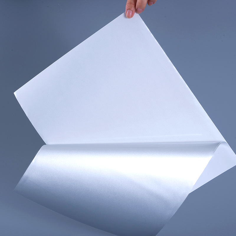 Mürekkep Püskürtmeli Baskı için Su Bazlı Akrilik Yapışkanlı 25mic Parlak Beyaz Alüminize Polyester Film Kendinden Yapışkanlı Etiket